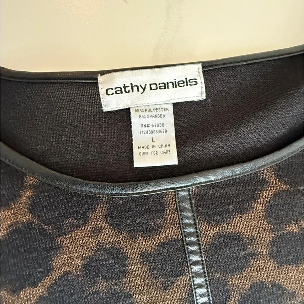 Cathy Daniels Brown Animal Print Blouse. Size Large - Picture 4 of 6